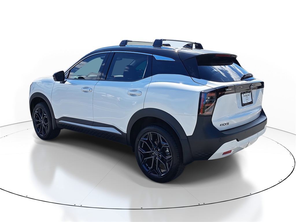 2026 Nissan Kicks SR photo 5