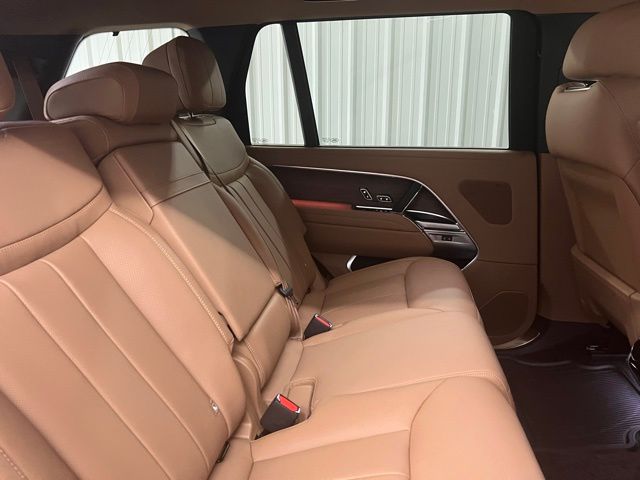 2025 Land Rover Range Rover SE photo 11