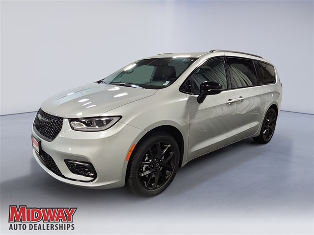 2026 Chrysler Pacifica Select's photo