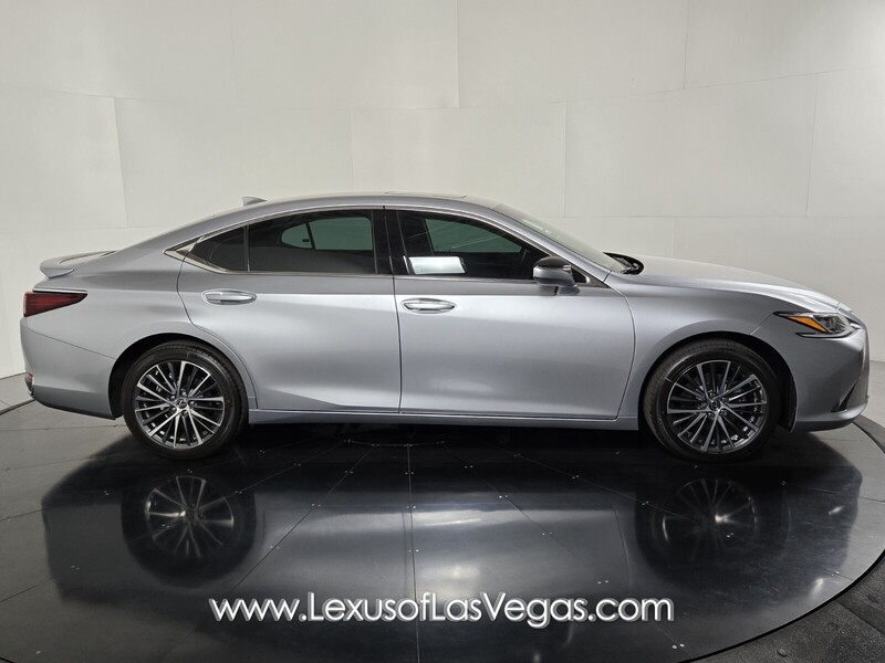 2025 Lexus ES 300h photo 2