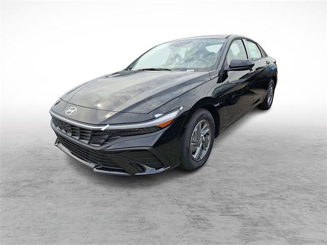 2025 Hyundai Elantra SE photo 3