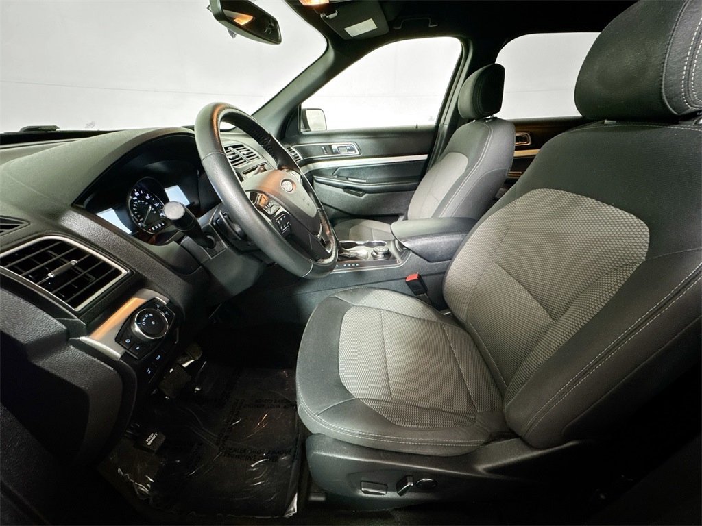 2017 Ford Explorer XLT photo 5