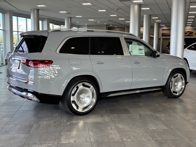 2025 Mercedes Benz GLS Maybach 600 4MATIC photo 3