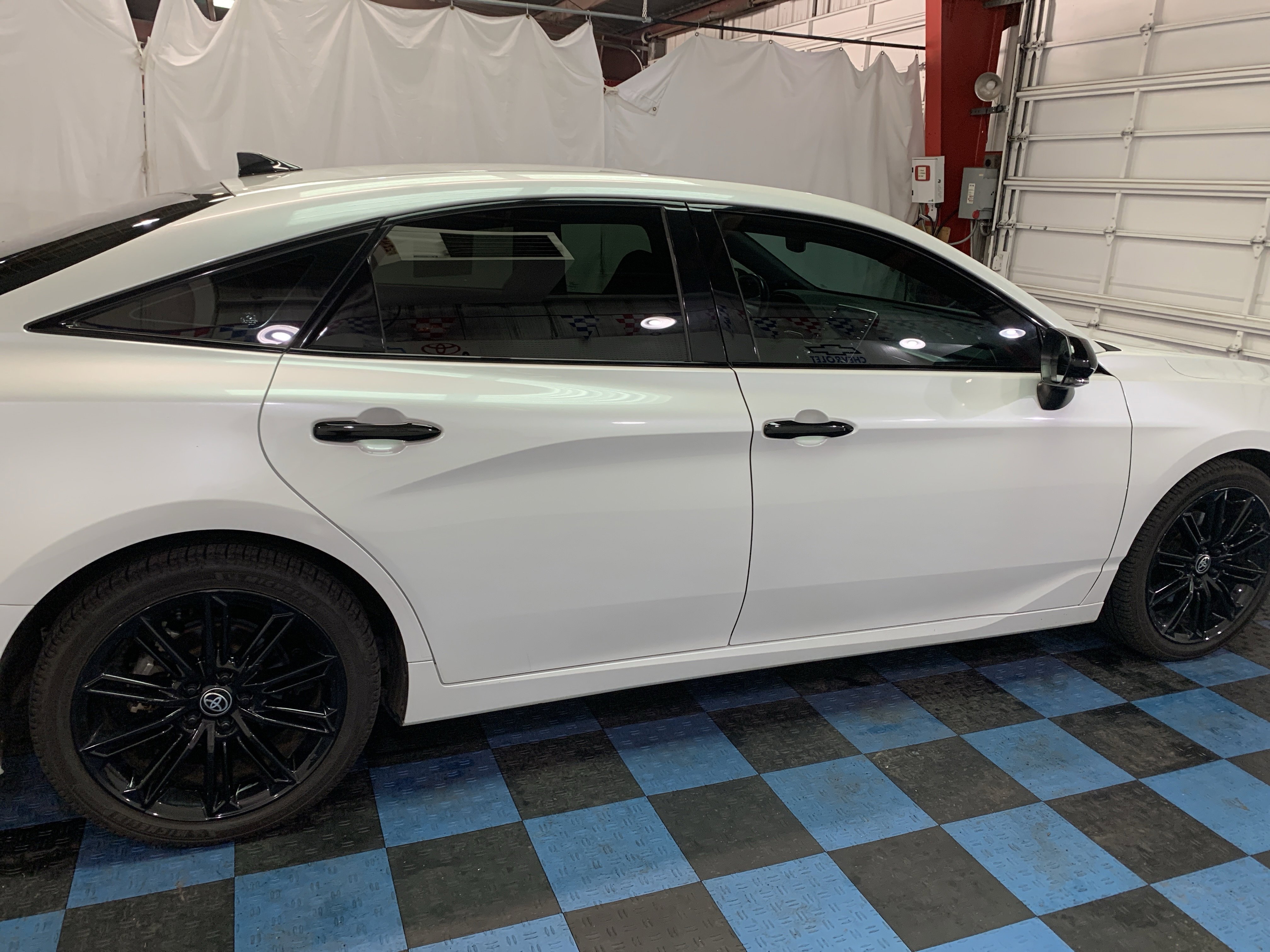 2022 Toyota Avalon Hybrid XSE photo 2