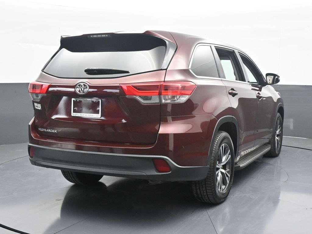2017 Toyota Highlander LE photo 3
