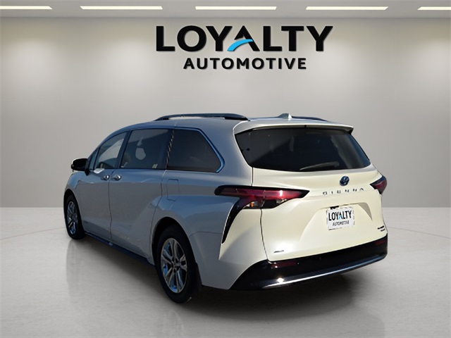 2021 Toyota Sienna Platinum photo 2