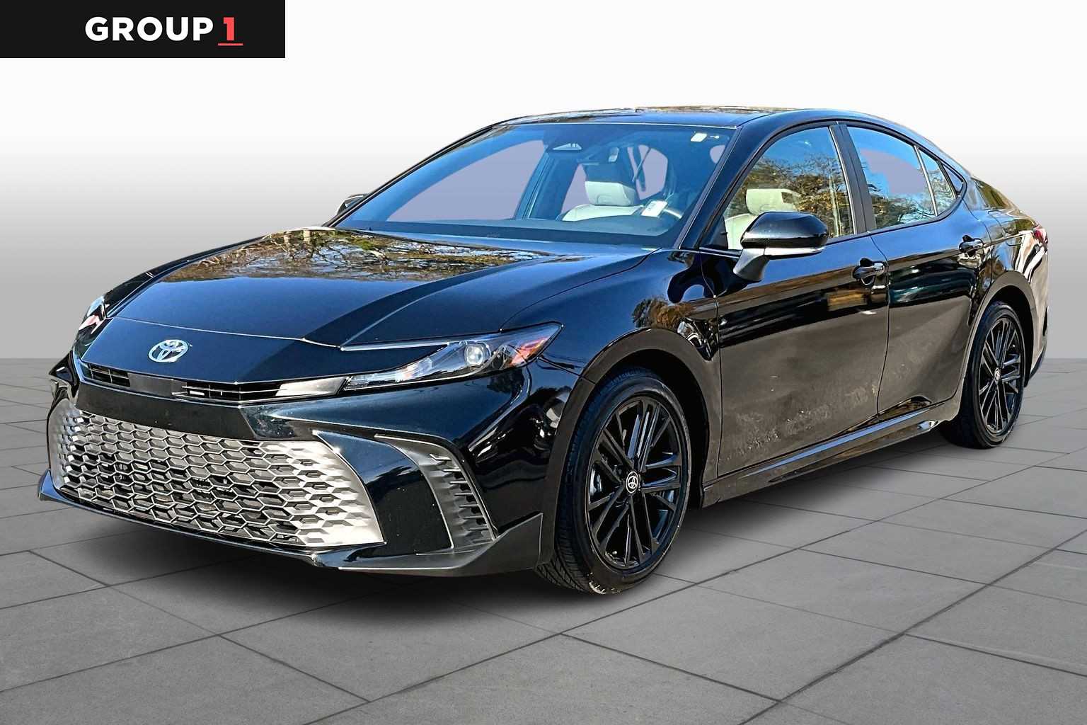 2025 Toyota Camry SE's photo