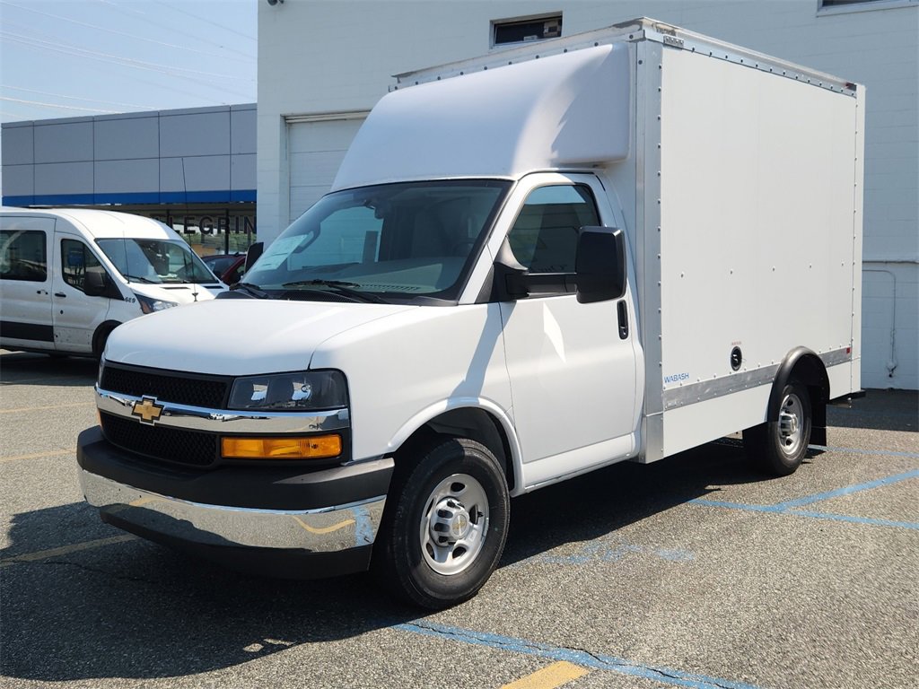 2025 Chevrolet Express Cutaway 3500 photo 2