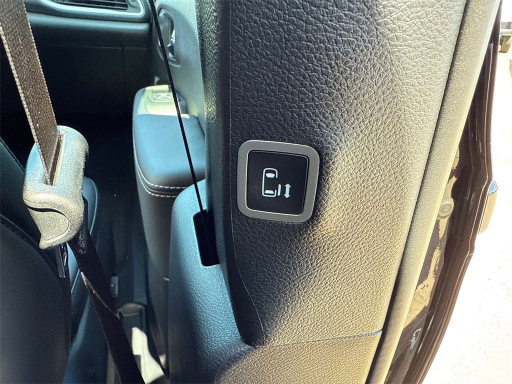 2025 Chrysler Pacifica photo 18