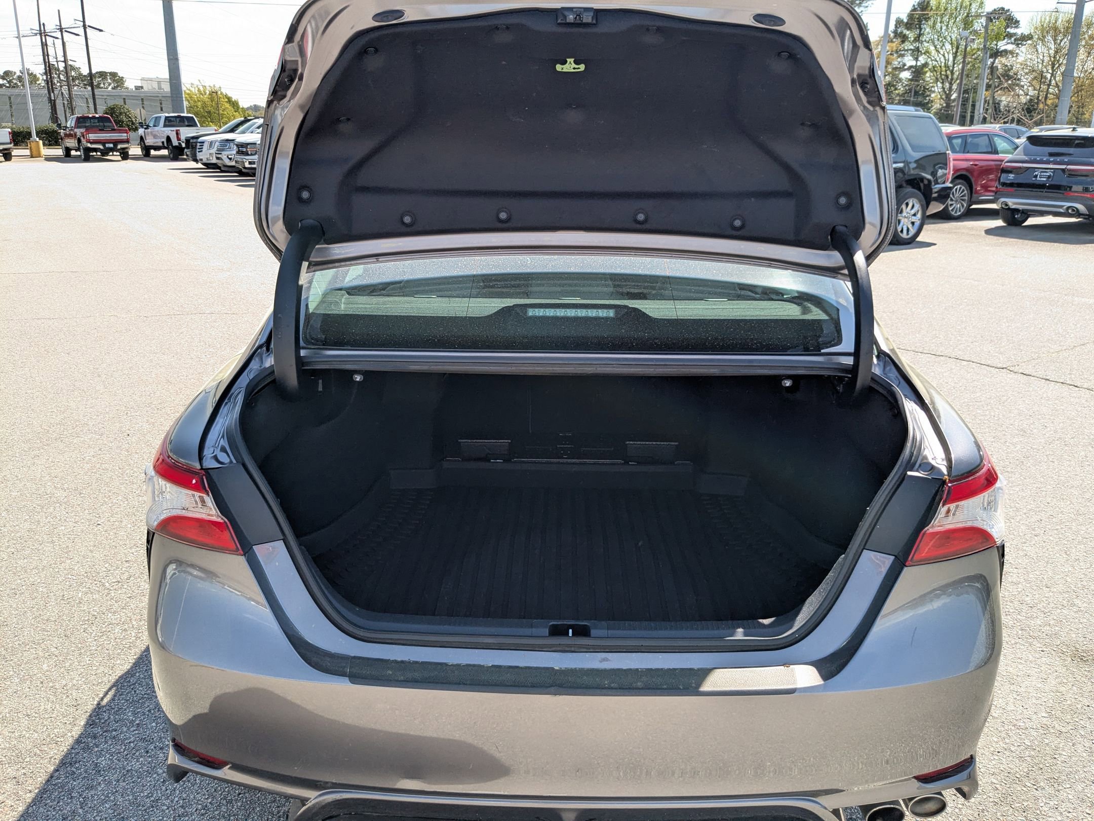 2020 Toyota Camry SE photo 29