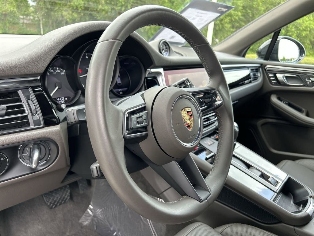 2025 Porsche Macan Base photo 18