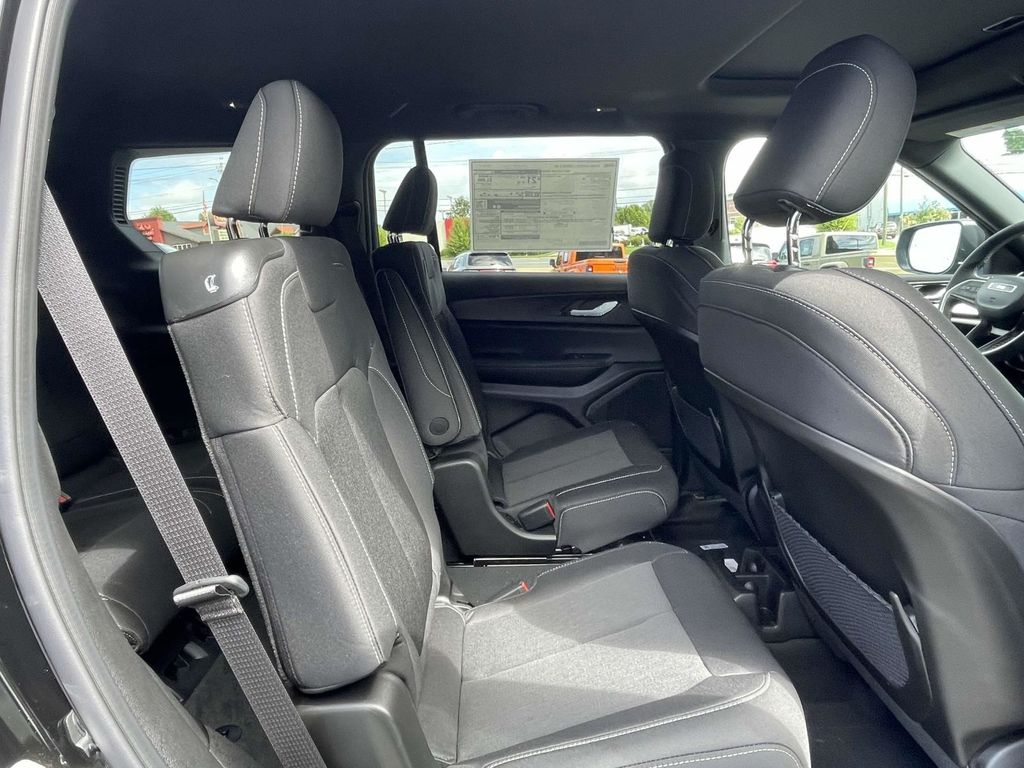 2025 Jeep Grand Cherokee Laredo X photo 15