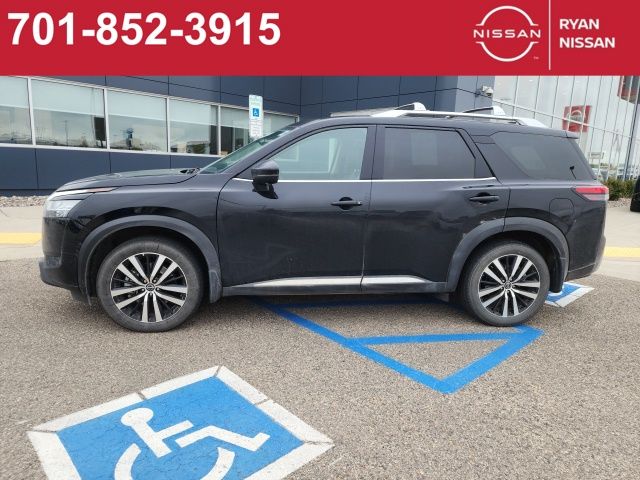2024 Nissan Pathfinder Platinum photo 2