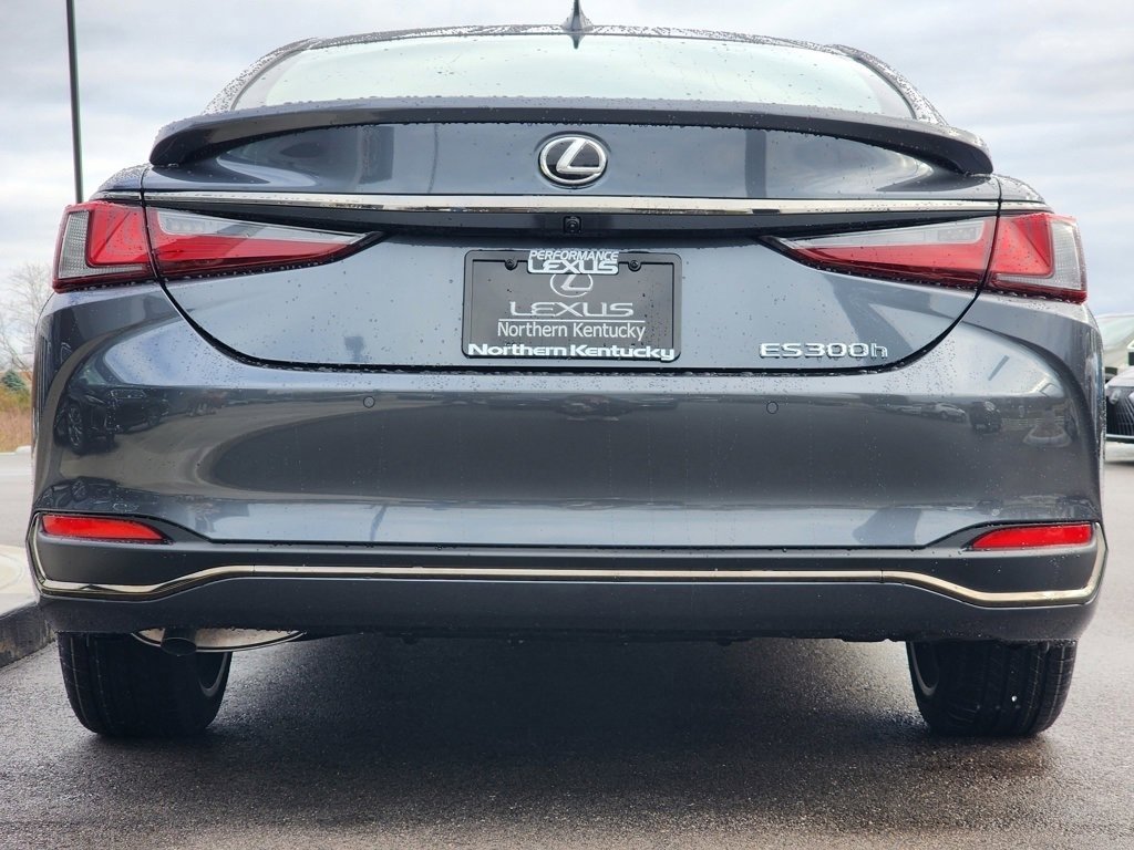 2025 Lexus ES 300h photo 16