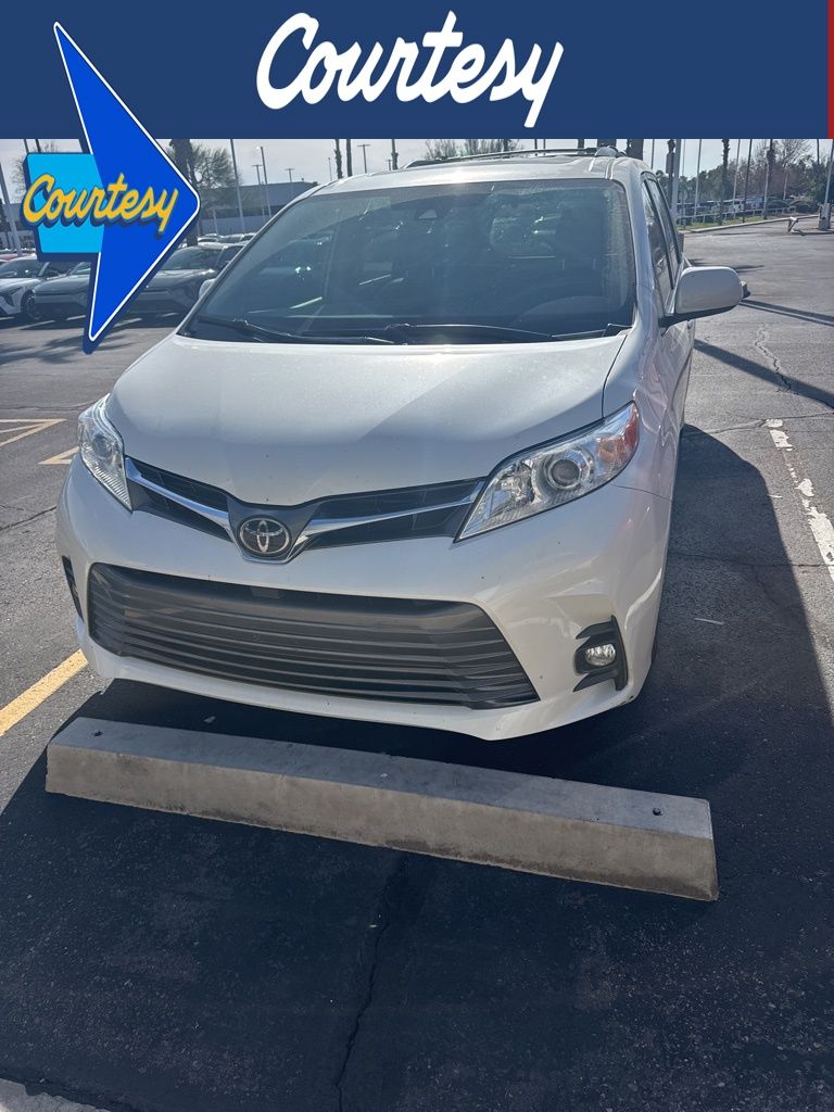2020 Toyota Sienna XLE Premium's photo
