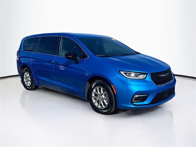 2026 Chrysler Pacifica Select's photo