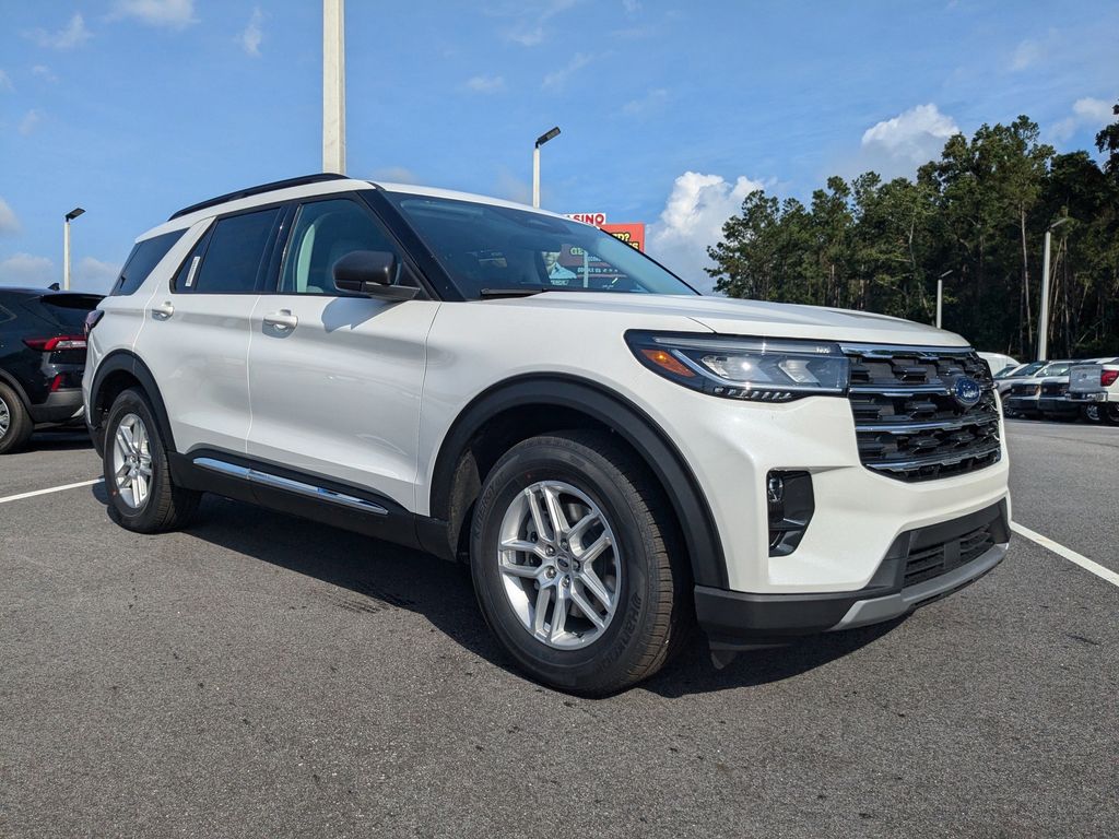 2025 Ford Explorer photo 2