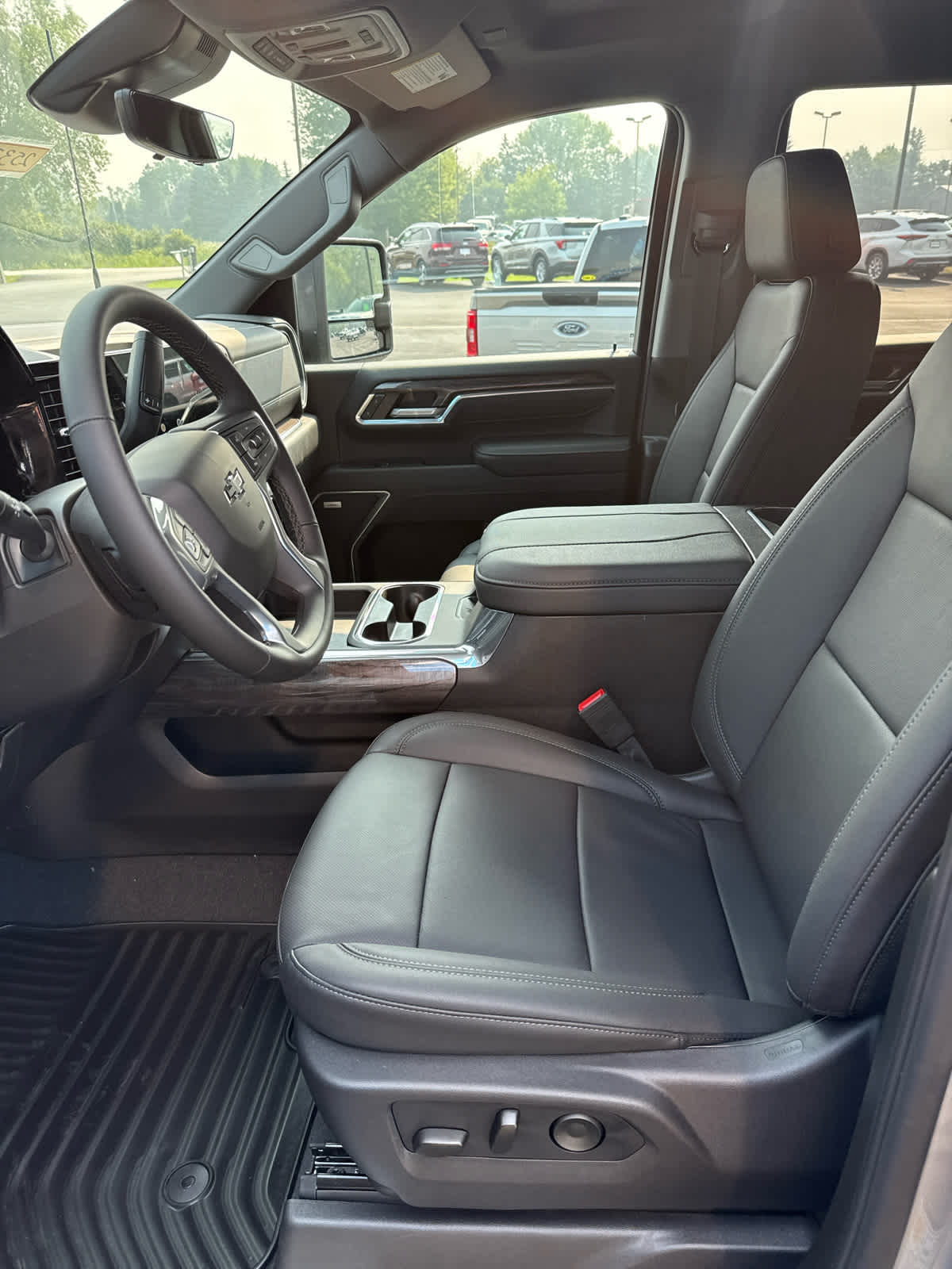 2025 Chevrolet Silverado 3500HD LTZ photo 4