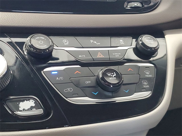 2018 Chrysler Pacifica LX photo 18