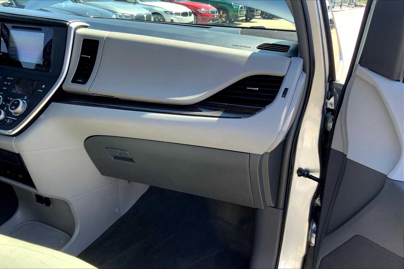 2017 Toyota Sienna XLE photo 17