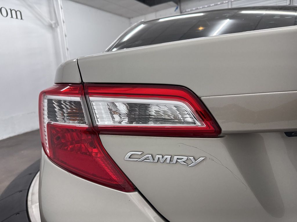 2014 Toyota Camry Hybrid LE photo 11