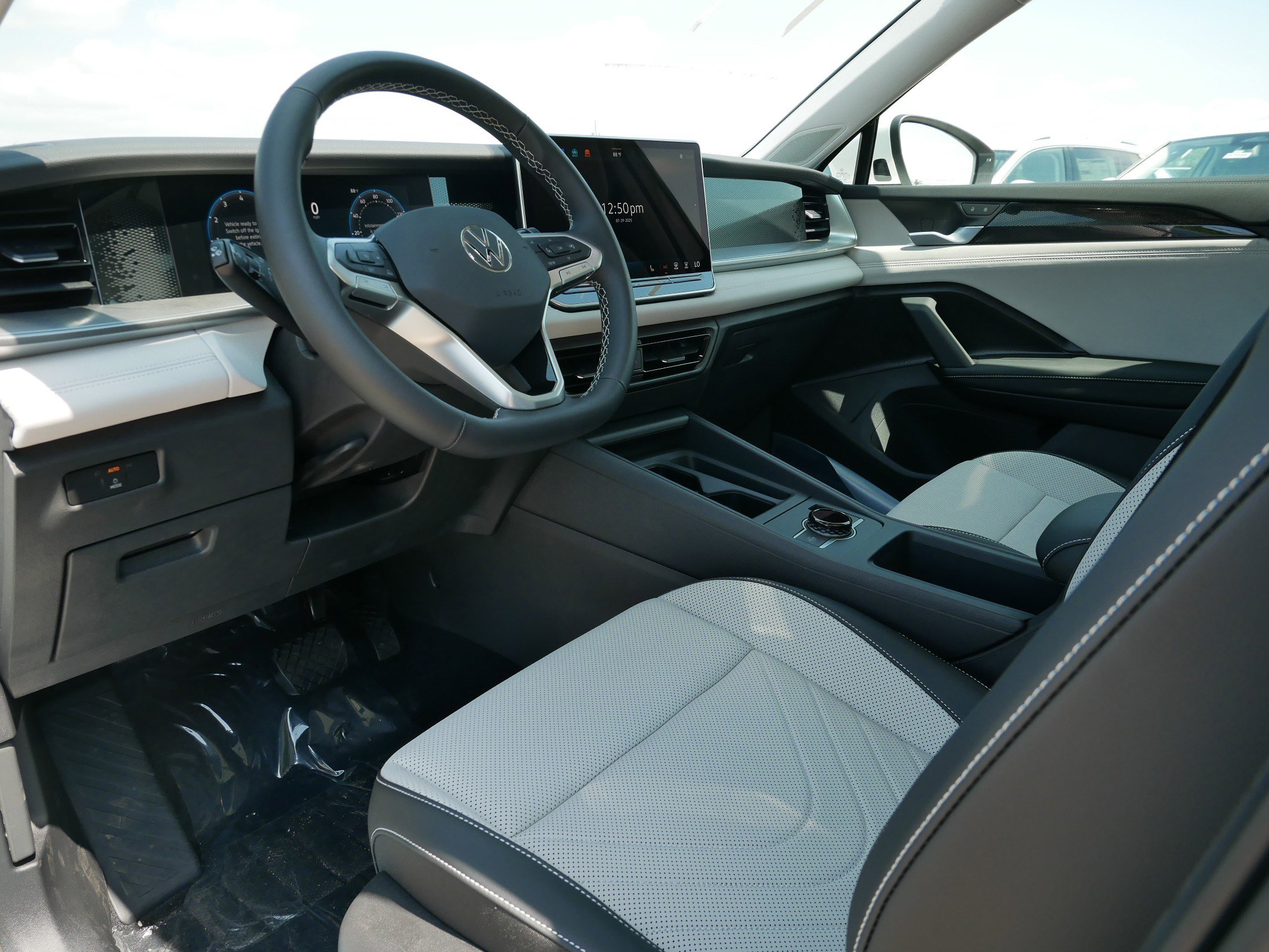2025 Volkswagen Tiguan SE photo 3