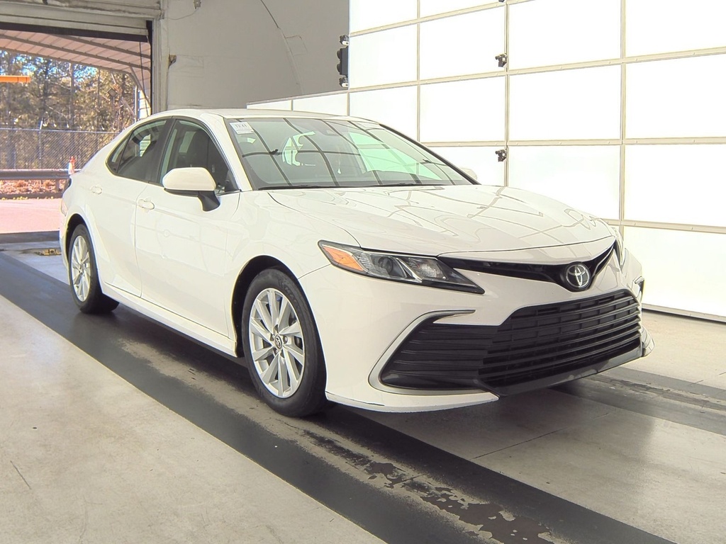 2022 Toyota Camry LE photo 3