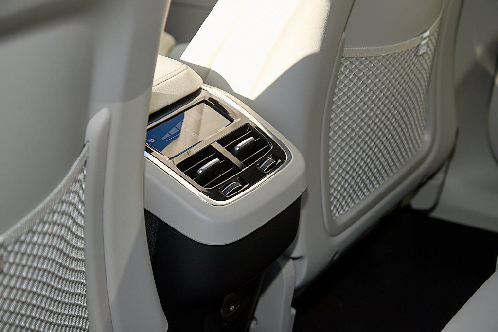 2026 VOLVO XC60 - Image 19