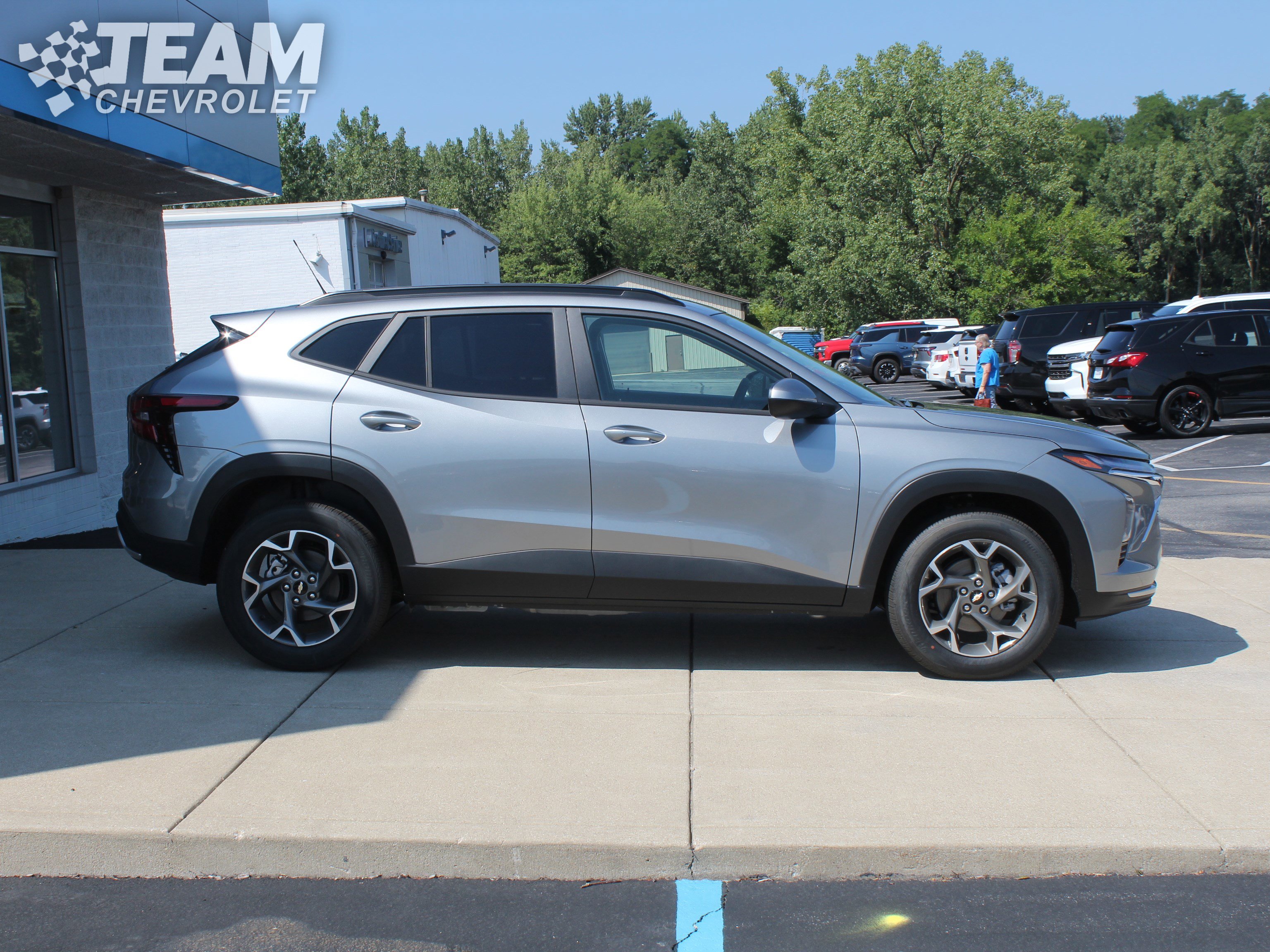 2025 Chevrolet Trax LT photo 2