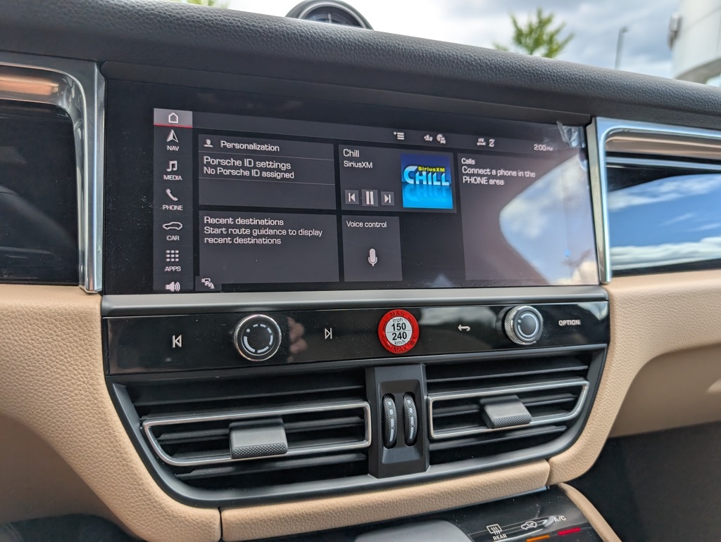 2025 Porsche Macan T photo 15