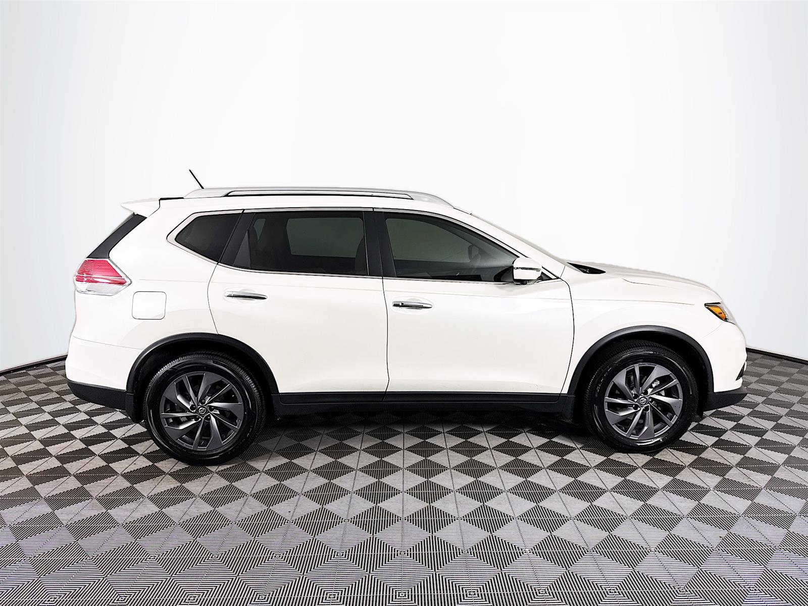 2016 Nissan Rogue SL photo 3