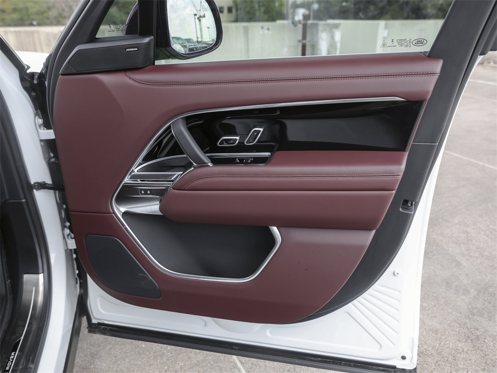 2025 Land Rover Range Rover SE photo 28