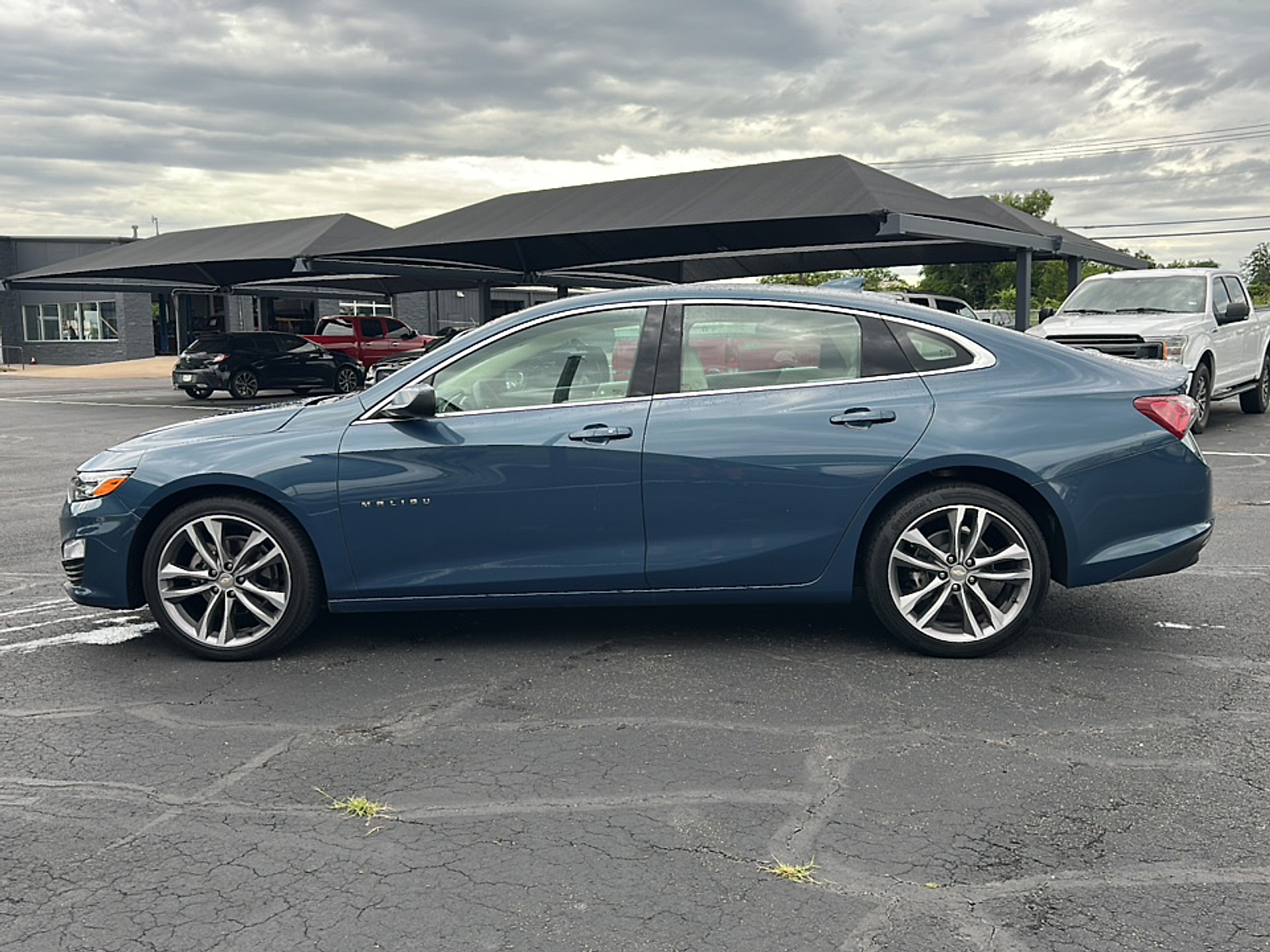 Used 2024 Lakeshore Blue Metallic CHEVROLET LT image 5