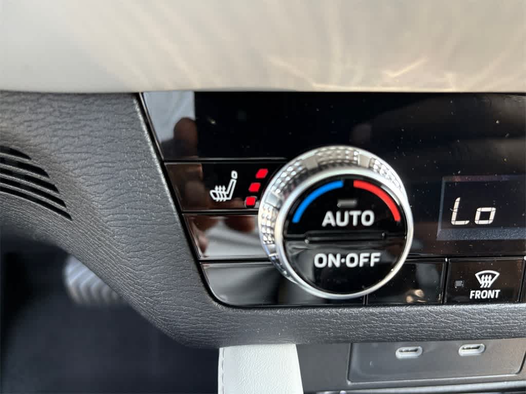 2025 Mitsubishi Outlander SE photo 4