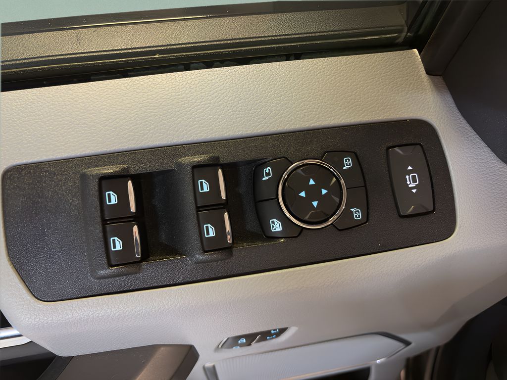 2022 Ford F-350 Limited photo 17