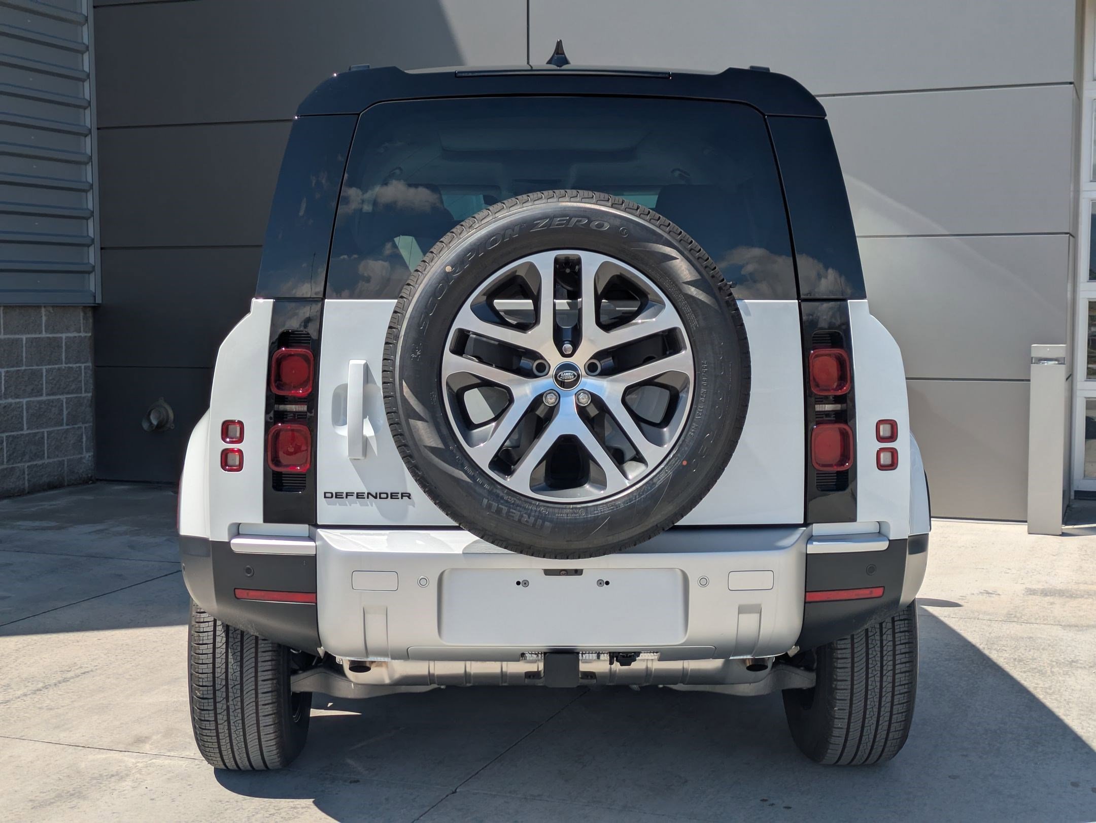 2025 Land Rover Defender 110 S photo 7
