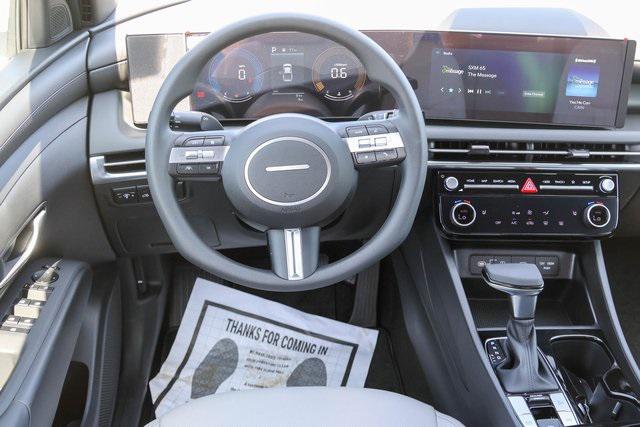 New 2025 White Hyundai SEL FWD image 12