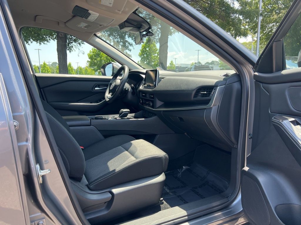 2024 Nissan Rogue SV photo 17