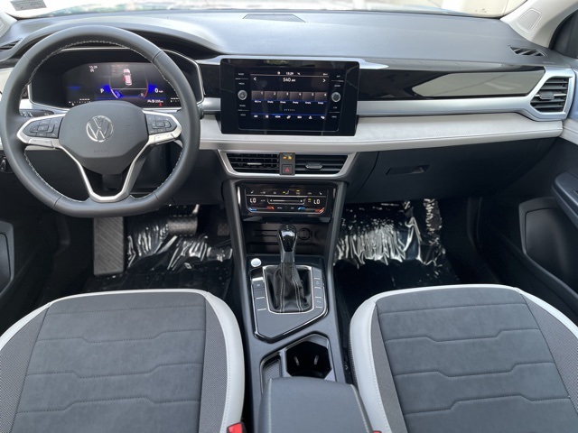2025 Volkswagen Taos SE photo 4
