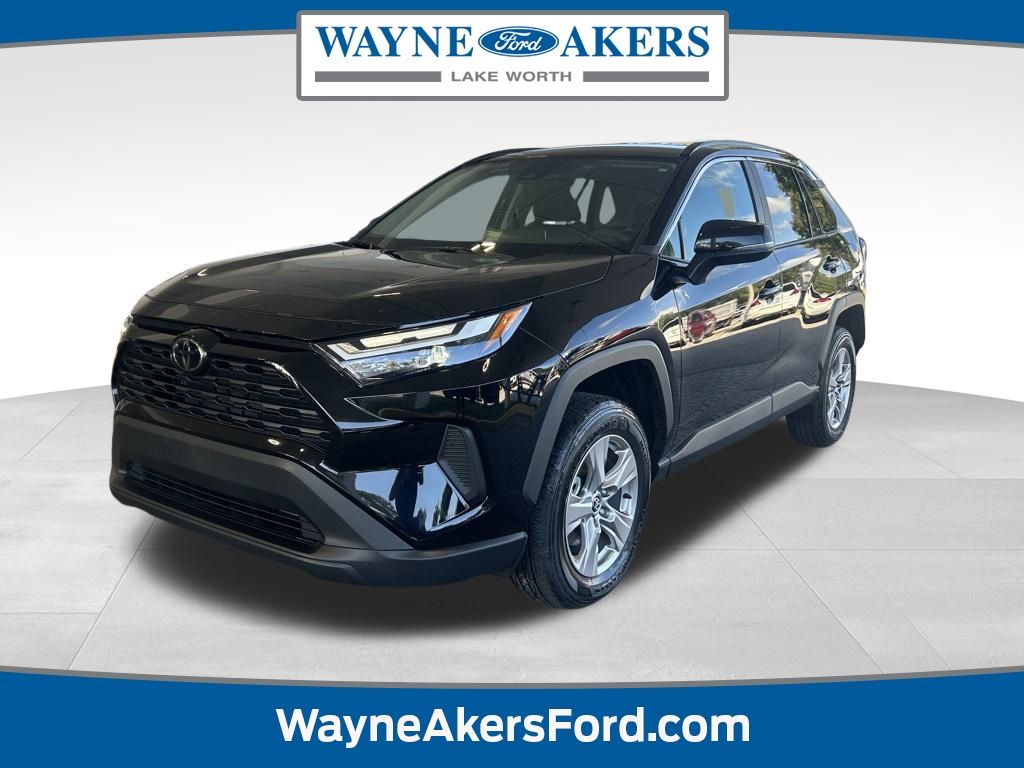 2025 Toyota RAV4 XLE's photo