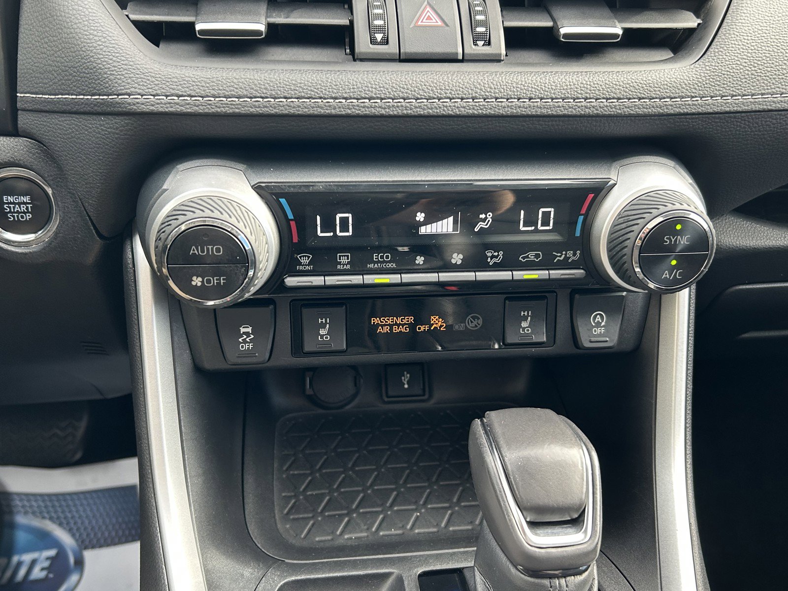 2022 Toyota RAV4 XLE Premium photo 32