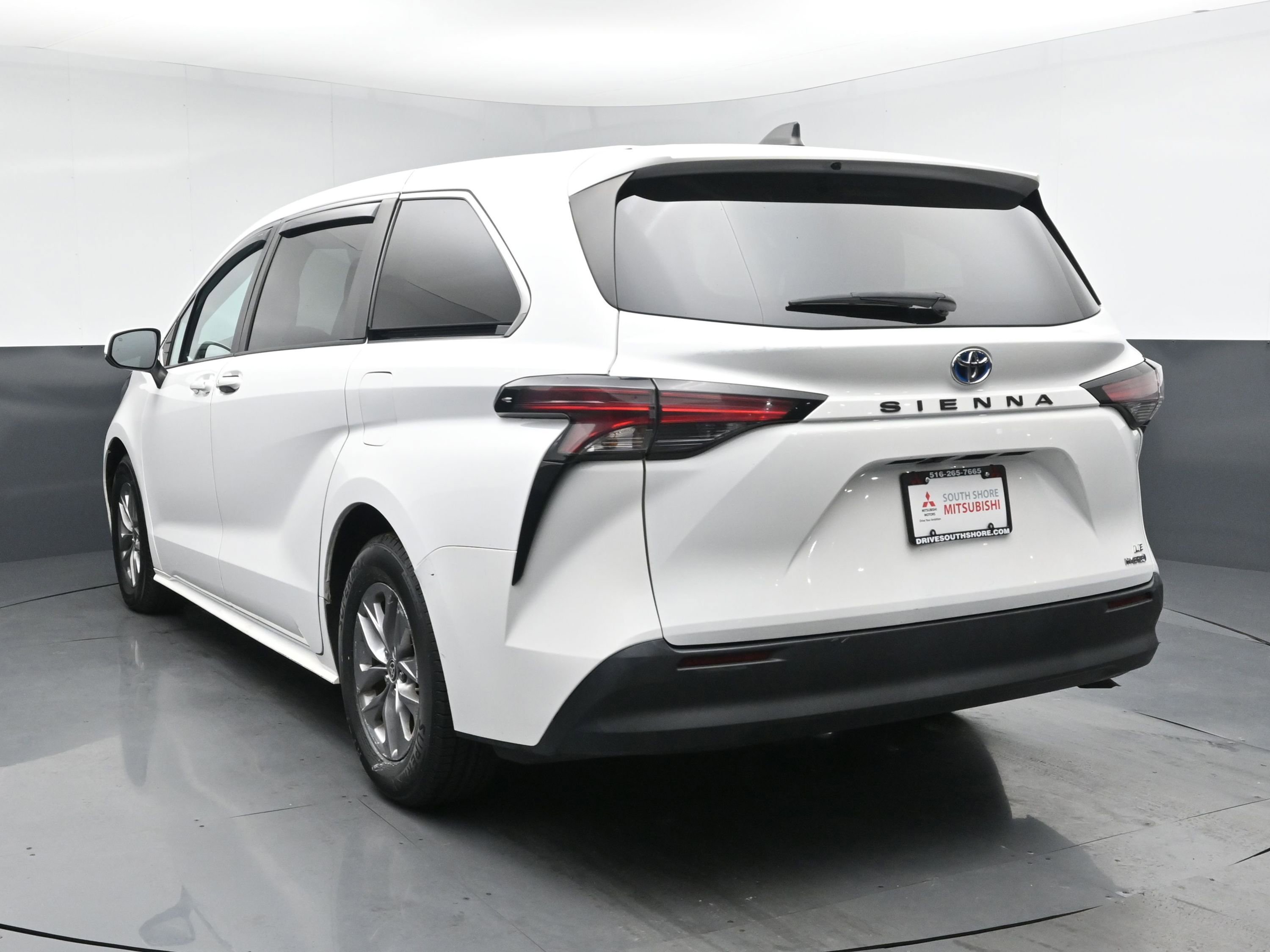 2022 Toyota Sienna LE photo 2