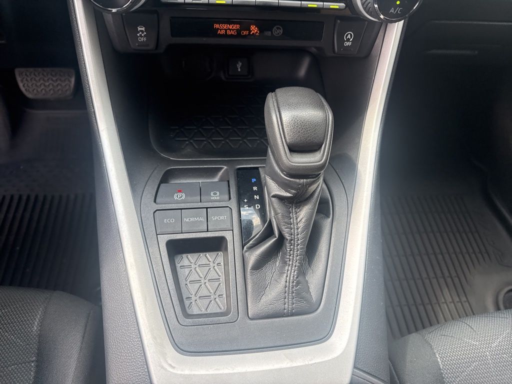 2021 Toyota RAV4 XLE photo 16