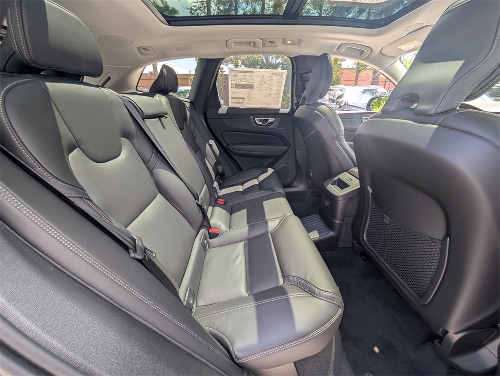 2025 Volvo XC60 T8 photo 3