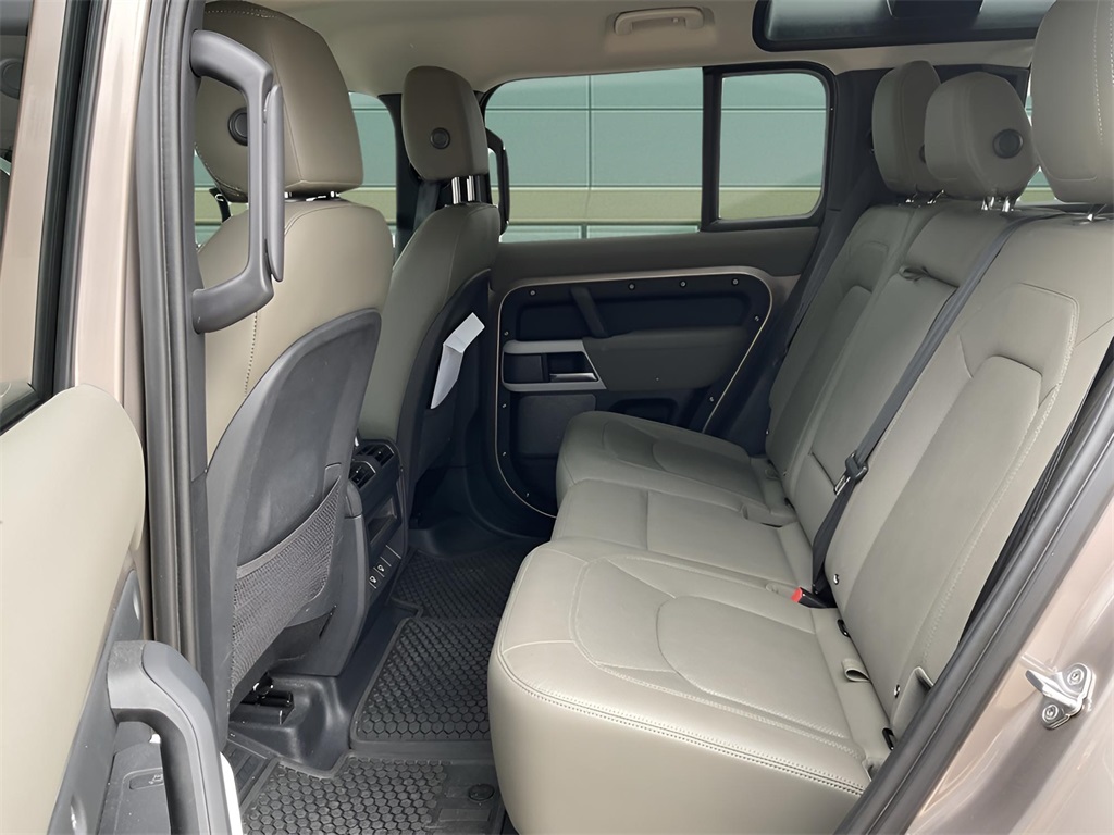 2023 Land Rover Defender 110 SE photo 9