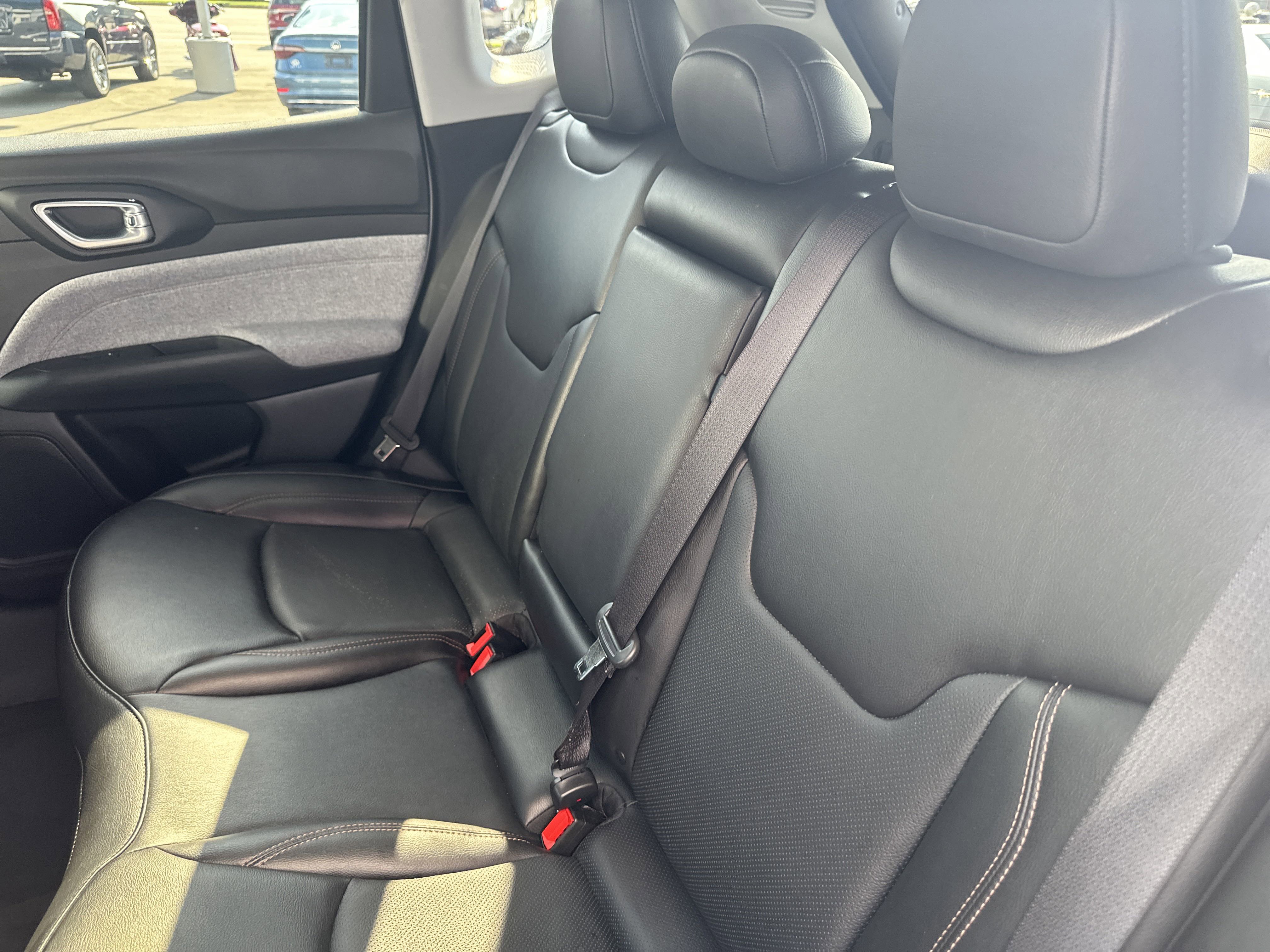 2022 Jeep Compass Latitude Lux photo 2