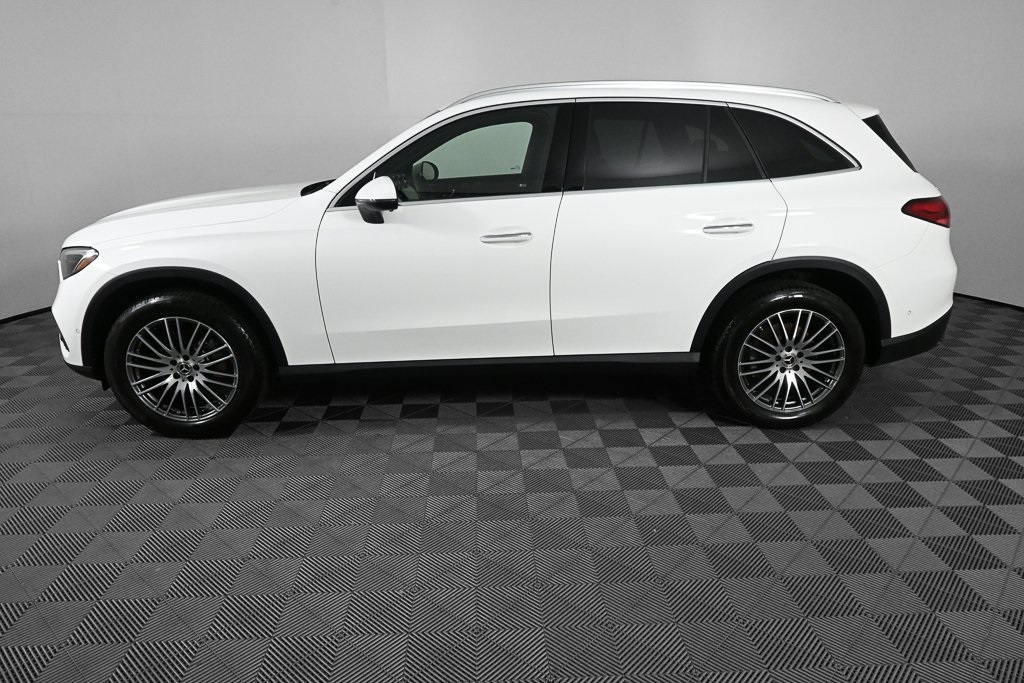 2025 Mercedes Benz GLC 300 photo 3