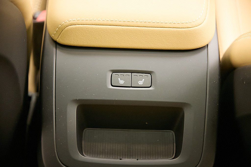 2023 VOLVO XC60 - Image 23