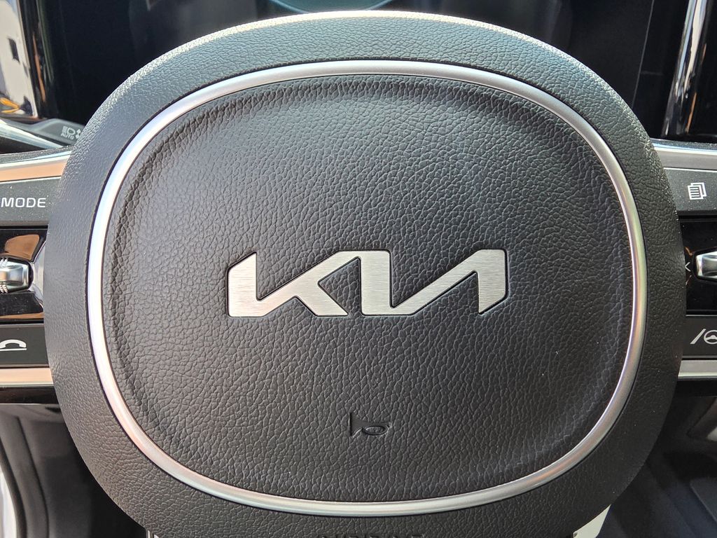 2022 Kia Sorento LX photo 16