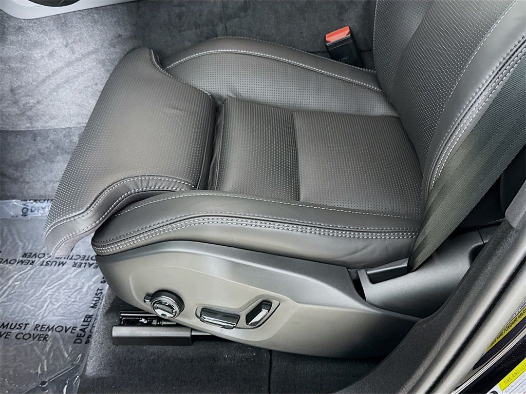 2025 Volvo XC60 Hybrid T8 photo 19